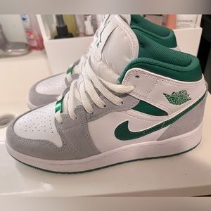 Barely worn Jordan 1s mids, zero creasing.